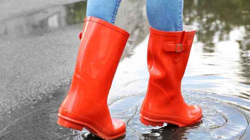 how to wear rain boots with jeans